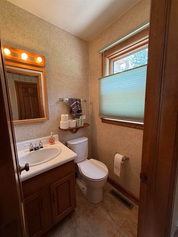 806 Ellis Drive, Charles City, IA 50616