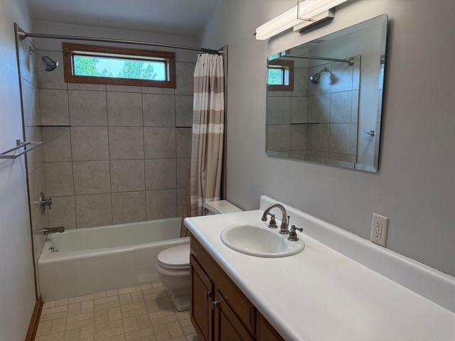 806 Ellis Drive, Charles City, IA 50616