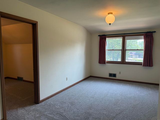 806 Ellis Drive, Charles City, IA 50616