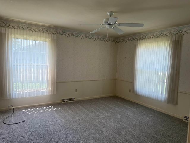 806 Ellis Drive, Charles City, IA 50616