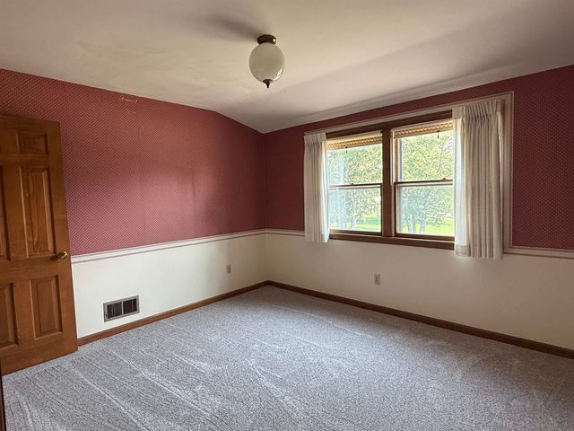 806 Ellis Drive, Charles City, IA 50616