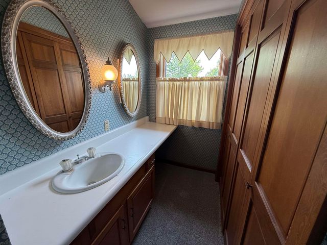 806 Ellis Drive, Charles City, IA 50616