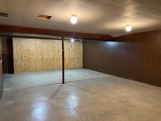 806 Ellis Drive, Charles City, IA 50616