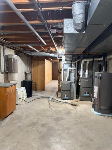 806 Ellis Drive, Charles City, IA 50616