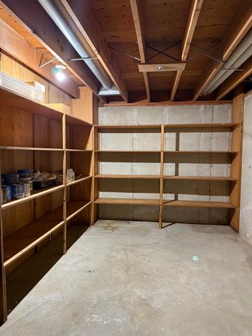 806 Ellis Drive, Charles City, IA 50616