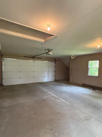 806 Ellis Drive, Charles City, IA 50616