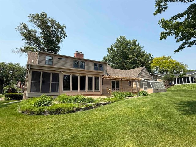 806 Ellis Drive, Charles City, IA 50616