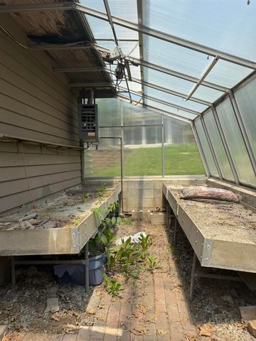 806 Ellis Drive, Charles City, IA 50616