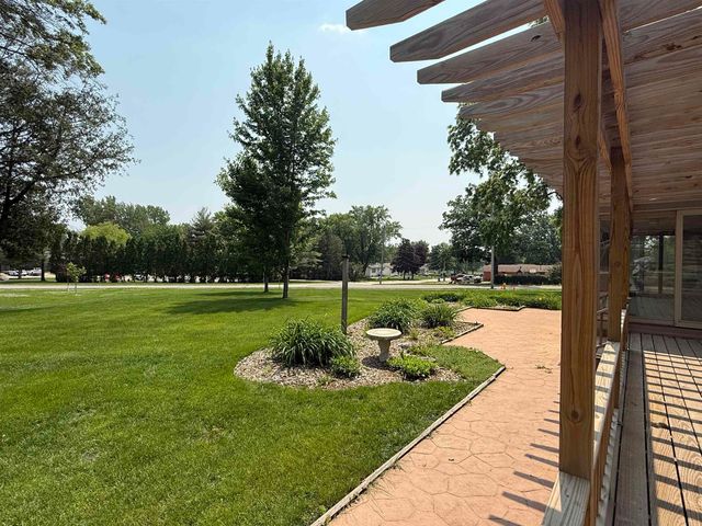 806 Ellis Drive, Charles City, IA 50616