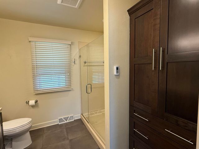 806 Ellis Drive, Charles City, IA 50616