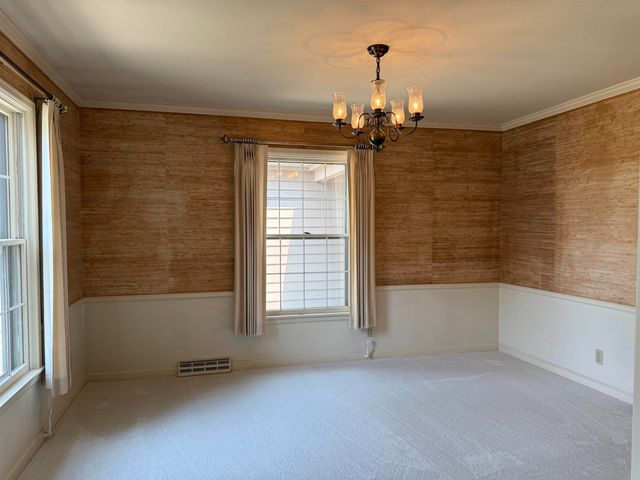 806 Ellis Drive, Charles City, IA 50616