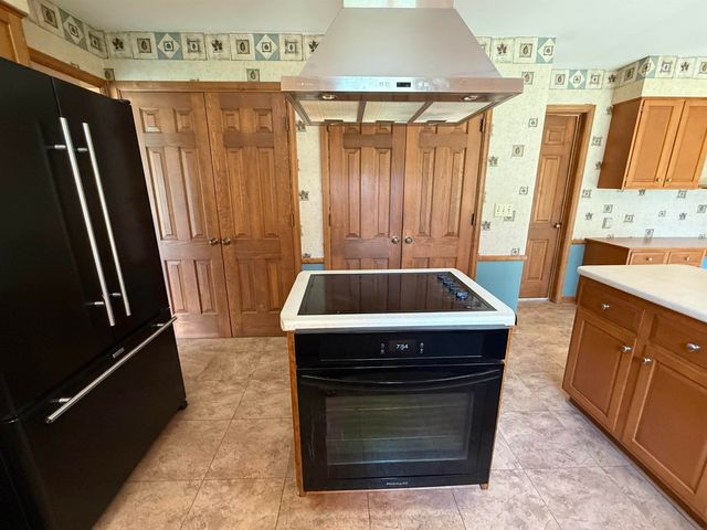 806 Ellis Drive, Charles City, IA 50616