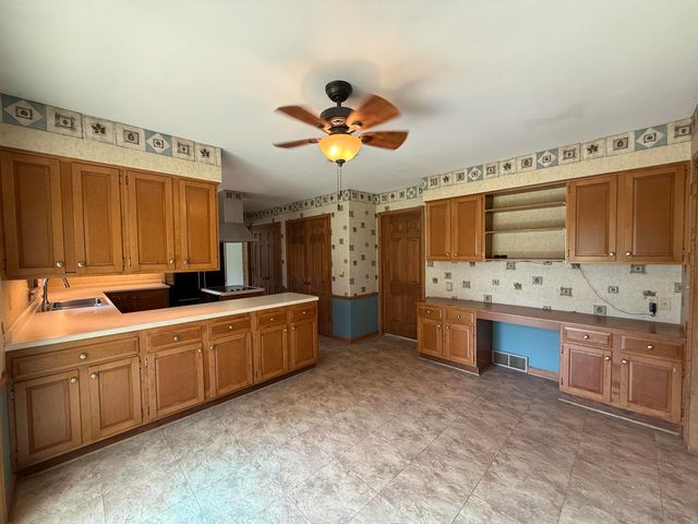 806 Ellis Drive, Charles City, IA 50616