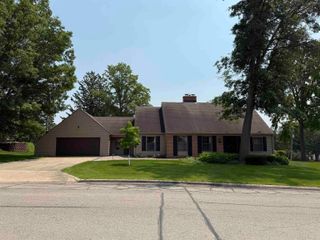806 Ellis Drive, Charles City, IA 50616