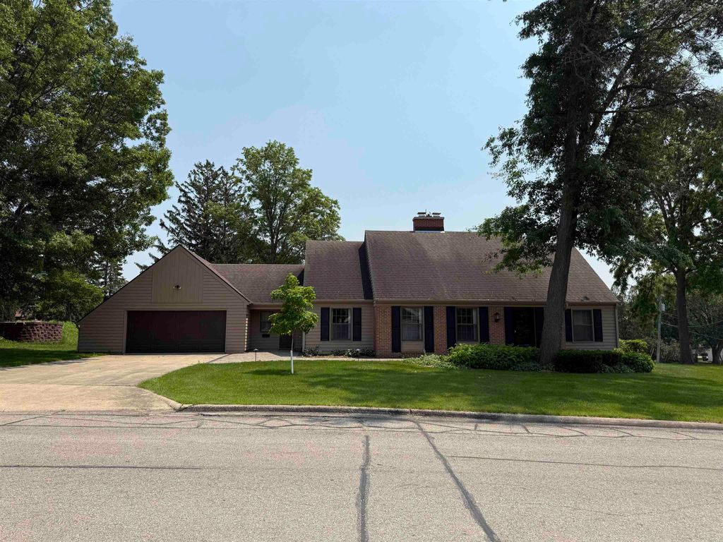 806 Ellis Drive, Charles City, IA 50616