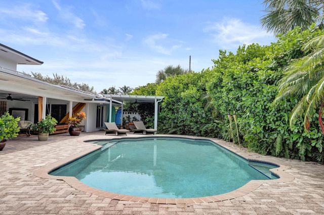 2 Mendota Lane, Sea Ranch Lakes, FL 33308
