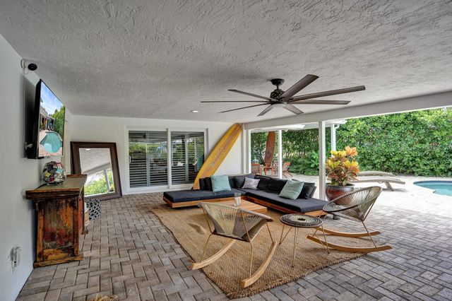 2 Mendota Lane, Sea Ranch Lakes, FL 33308