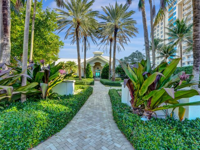 2 Mendota Lane, Sea Ranch Lakes, FL 33308