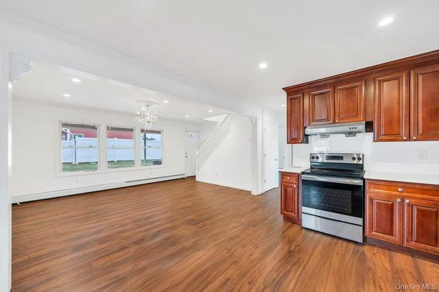 7 cinder lane, Hicksville, NY 11801