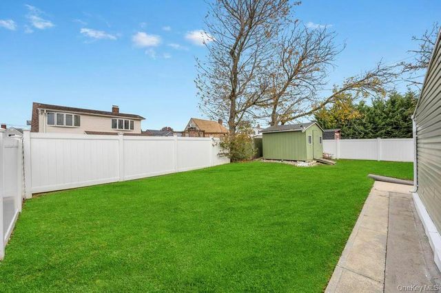 7 cinder lane, Hicksville, NY 11801