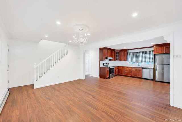 7 cinder lane, Hicksville, NY 11801