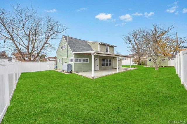 7 cinder lane, Hicksville, NY 11801