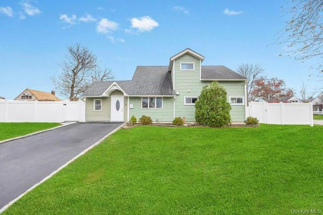 7 cinder lane, Hicksville, NY 11801