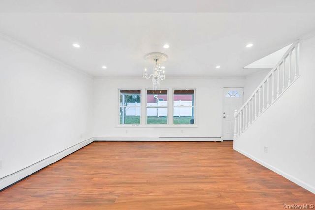 7 cinder lane, Hicksville, NY 11801