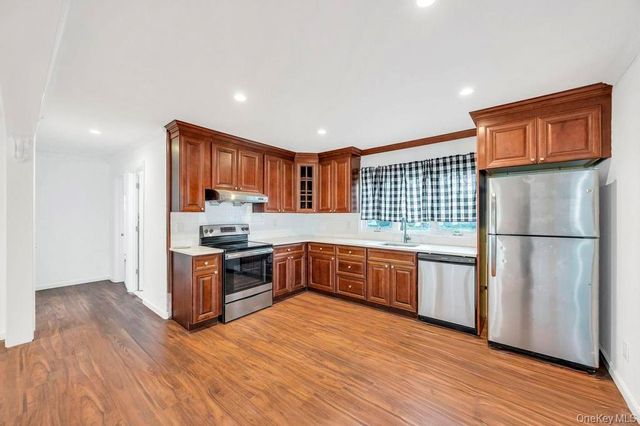 7 cinder lane, Hicksville, NY 11801