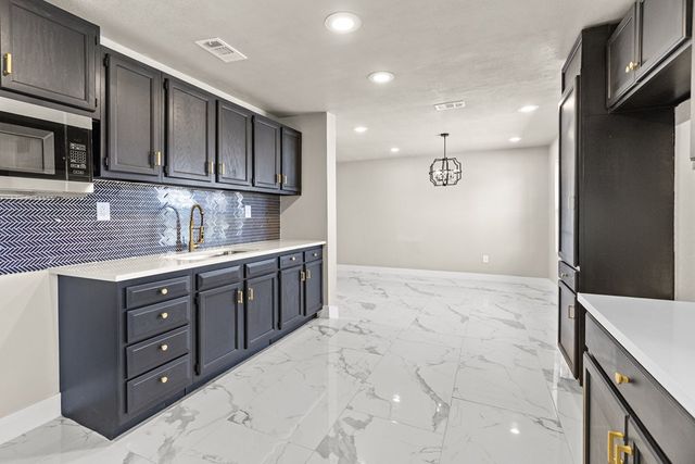 911 NW 8th St, Andrews, TX 79714