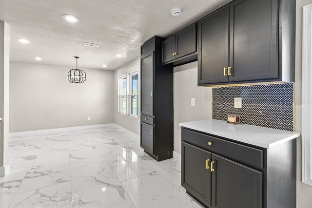 911 NW 8th St, Andrews, TX 79714