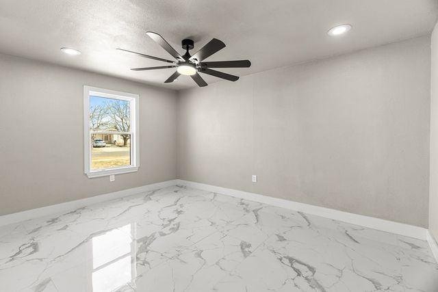 911 NW 8th St, Andrews, TX 79714