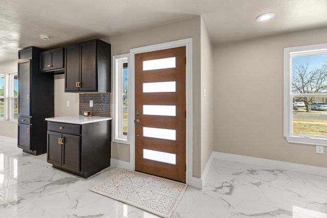 911 NW 8th St, Andrews, TX 79714