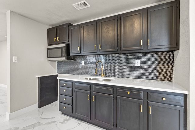 911 NW 8th St, Andrews, TX 79714