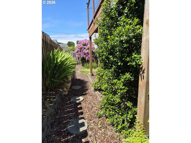 634 Sw EBB Ave, Lincoln City, OR 97367