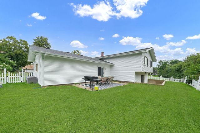 1441 Holland Place, Downers Grove, IL 60515