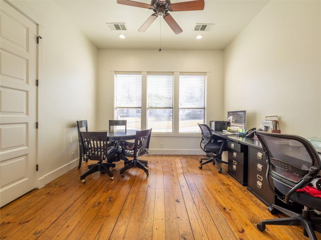 14 Autumn Oaks DR, The Hills, TX 78738