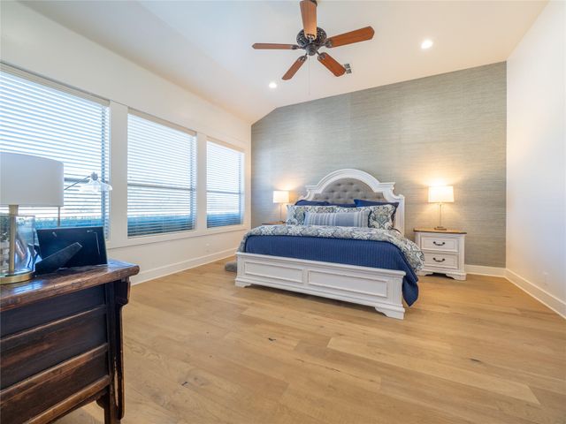 14 Autumn Oaks DR, The Hills, TX 78738