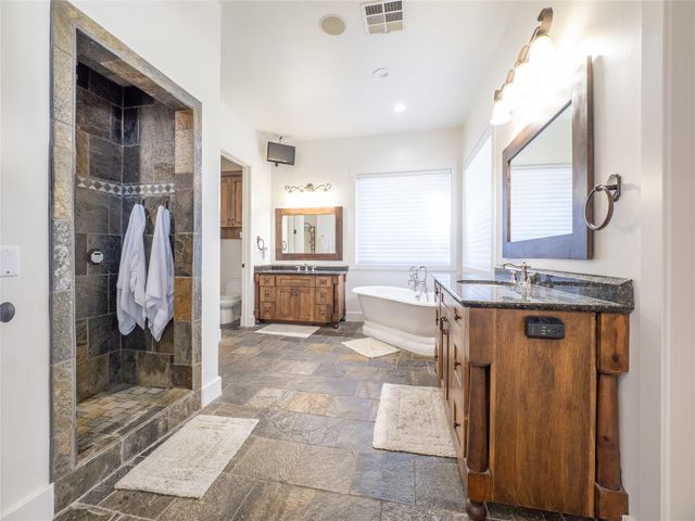 14 Autumn Oaks DR, The Hills, TX 78738