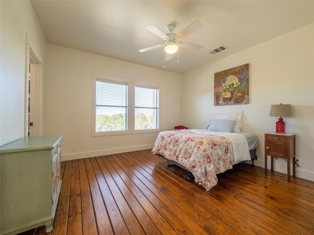 14 Autumn Oaks DR, The Hills, TX 78738