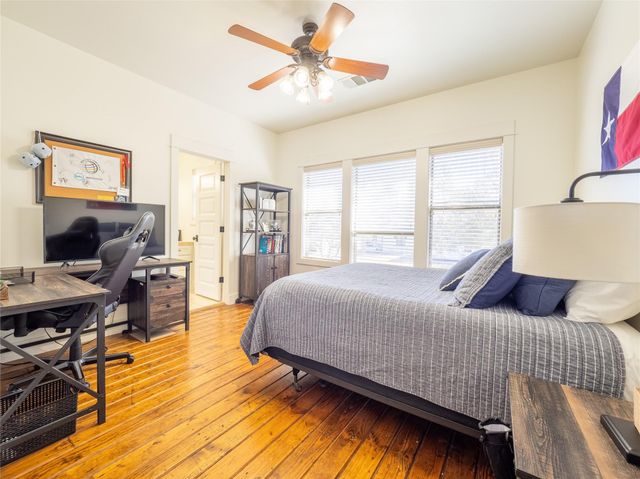 14 Autumn Oaks DR, The Hills, TX 78738