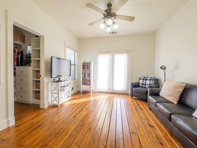 14 Autumn Oaks DR, The Hills, TX 78738