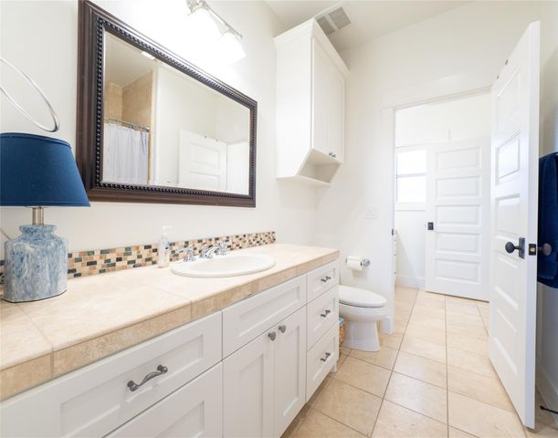 14 Autumn Oaks DR, The Hills, TX 78738