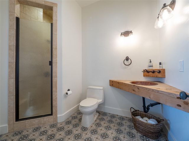 14 Autumn Oaks DR, The Hills, TX 78738