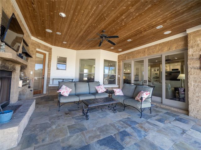 14 Autumn Oaks DR, The Hills, TX 78738