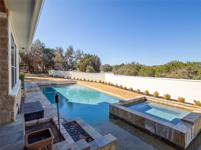 14 Autumn Oaks DR, The Hills, TX 78738