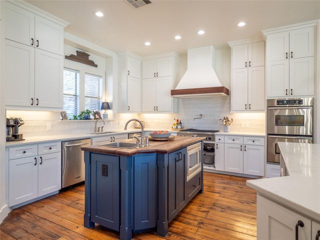 14 Autumn Oaks DR, The Hills, TX 78738