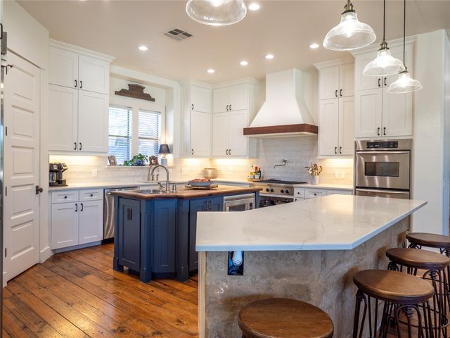 14 Autumn Oaks DR, The Hills, TX 78738