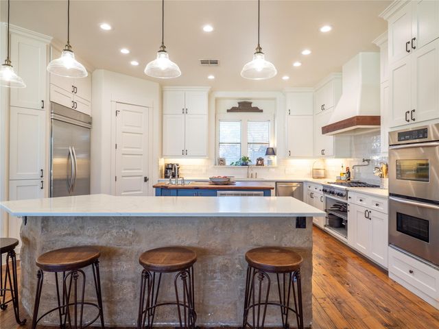 14 Autumn Oaks DR, The Hills, TX 78738