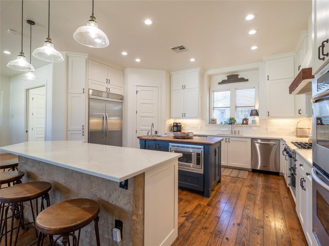 14 Autumn Oaks DR, The Hills, TX 78738